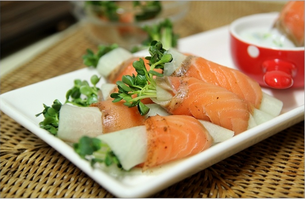 훈제연어 무쌈말이 샐러드