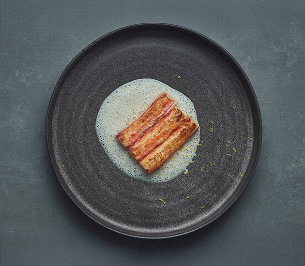 버터에 익힌 노르웨이 레드 킹크랩 다리살과 노르웨이 레드 킹크랩 내장 슈프림 소스