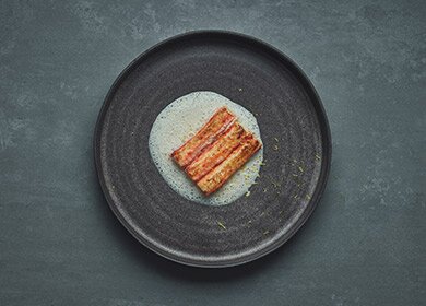 버터에 익힌 노르웨이 레드 킹크랩 다리살과 노르웨이 레드 킹크랩 내장 슈프림 소스