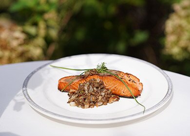 노르웨이연어 스테이크와 렌틸콩 퓌레와 렌틸콩 볶음