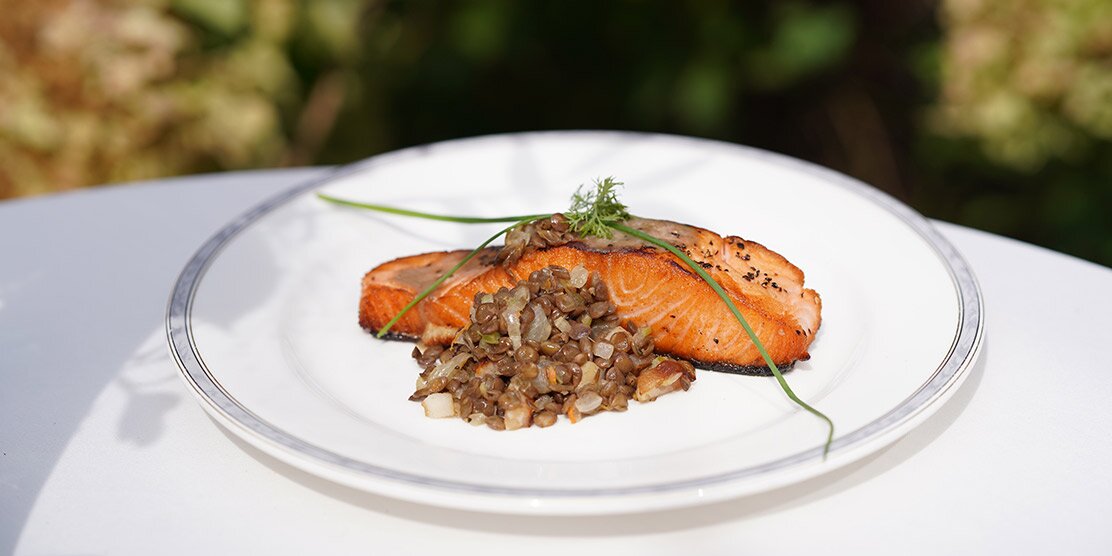 노르웨이연어 스테이크와 렌틸콩 퓌레와 렌틸콩 볶음