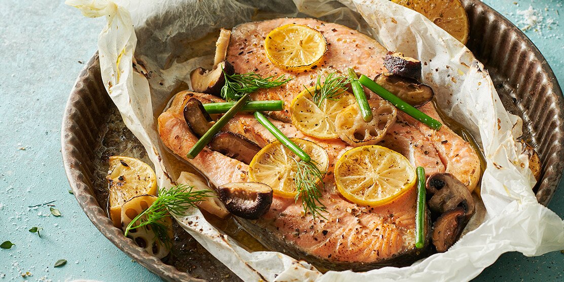 오레가노 소금 마리네이드 노르웨이 연어 파피요트