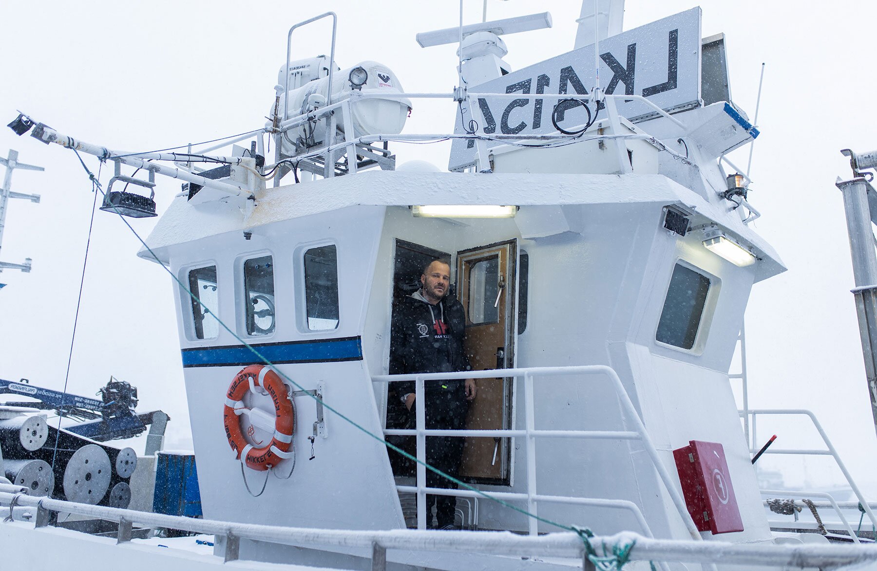 보트 조종실에 있는 남자