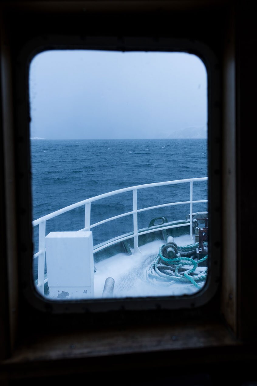 어선에서 창밖을 내다보는 모습