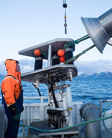 장비 작동을 확인하는 어부